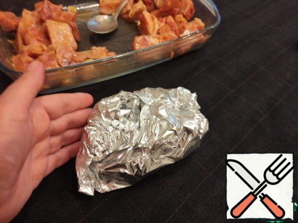 We wrap it in 2 layers of foil, having previously divided the meat into 3 parts.