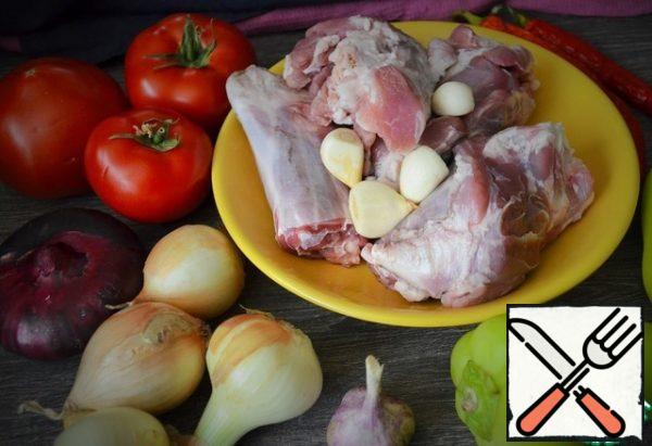 Wash the lamb shanks, dry them.
Prepare the vegetables. The weight of vegetables is indicated in the peeled form.