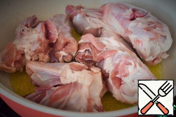 If possible, cut the shanks. Heat a deep frying pan, pour in the olive oil, leaving 1 tbsp., after a couple of minutes add the meat.
