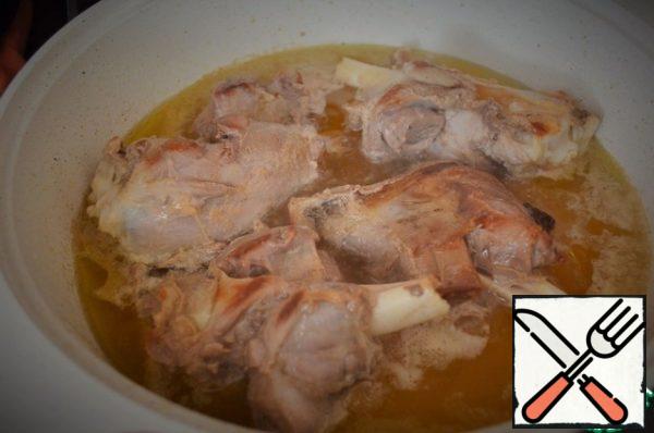 Since I'm cooking the drumsticks, it will take more time, so I step back a
little from the recipe, pour boiling water.