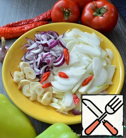 Peel the onion, garlic, finely chop. Wash and carefully cut the hot pepper, take its amount according to your taste.