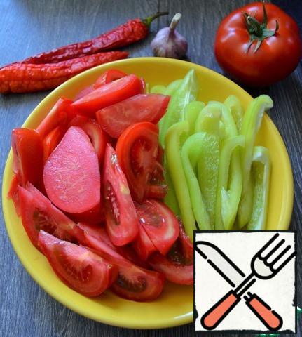 Chop the tomatoes and peppers.