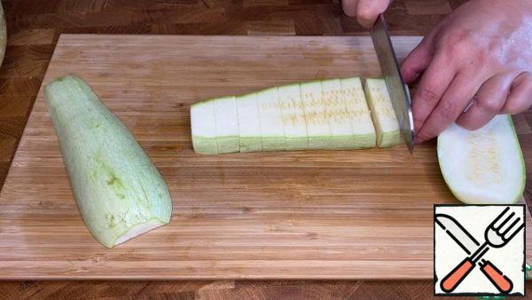 Cut the zucchini into portions about 1.5-2 cm thick.