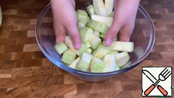 Put the chopped zucchini in a bowl, add salt and mix. Wait until the surface of the zucchini becomes wet.