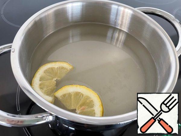 First of all, we cook the syrup. Put sugar, water and lemon in a saucepan, bring to a boil and cook for another 10 minutes. We leave it to cool, we need it cold.