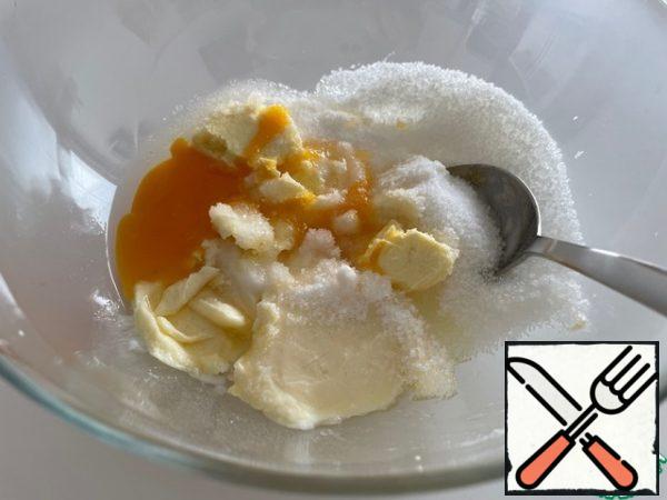 For the dough: take soft butter, add sugar, egg and extinguish a teaspoon of soda in 1 tablespoon of vinegar. Mix it up. The glass for all the ingredients I have is 200 ml.