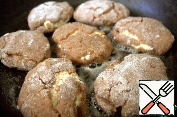 Fry in vegetable oil with the addition of butter.
