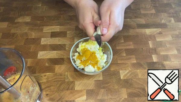 Add lemon zest, turmeric and garlic to the butter.