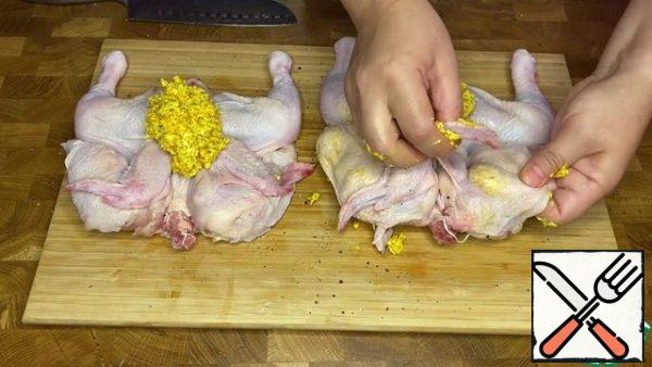 Divide the flavored butter into the chickens equally and leave a little to decorate the nectarine.