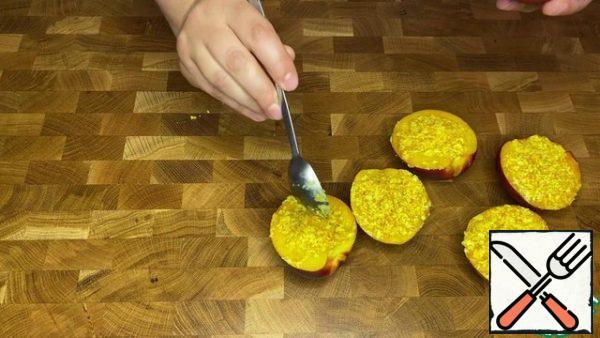 10-15 minutes before cooking, put the nectarine halves stuffed with the remaining oil in the oven.