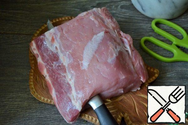 Wash the pork, dry it. Make two or three punctures with a thin knife along the length.