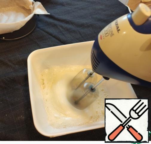 Whisk the whites with a mixer with a pinch of salt, at maximum speed. Up to the state of foam.