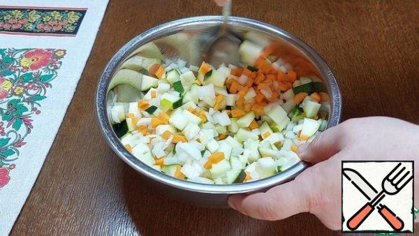 First, we will prepare the vegetables. One medium zucchini weighing about 500g or part of the zucchini is cut into cubes of about 1 cm in size. We chop the onion and carrot into small cubes. Mix everything together.