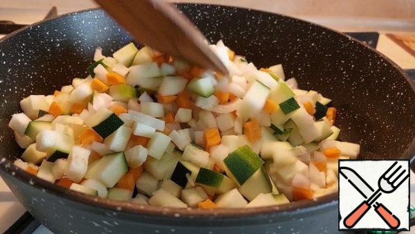 Fry the vegetables in a frying pan heated with vegetable oil for about 10 minutes. It is not necessary to achieve full readiness of vegetables when frying, because we will continue to cook them in the oven.
