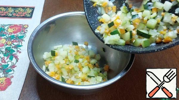 During this time, the vegetables were slightly fried. We transfer them to a bowl and let them cool down a little.