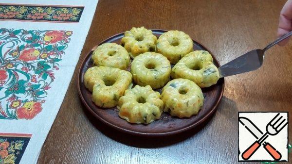 We let them cool down a little in the form, transfer them to a dish and you can eat.
From the specified number of ingredients, I got 8 mini casseroles. You can serve them simply with sour cream. Or add soy sauce and garlic to the sour cream and prepare a more flavorful dressing. Bon Appetit!