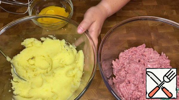 Cook the potatoes in salted water and puree them without adding oil and liquid. Pass the meat through a meat grinder three times.
