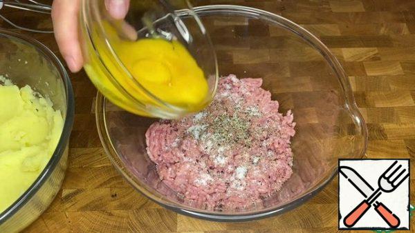 I have a form of 30 cm. Therefore, I doubled the number of products. The minced meat must be salted and pepper to taste. Add the egg yolks.