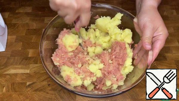 Combine the mashed potatoes and minced meat. Knead well until smooth.