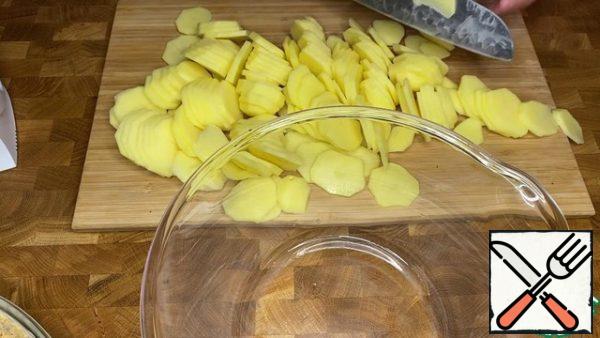 For the filling, I chose small potato tubers, and from the large ones I prepared mashed potatoes for the dough. Raw potatoes should be cut into circles about two to three mm thick.