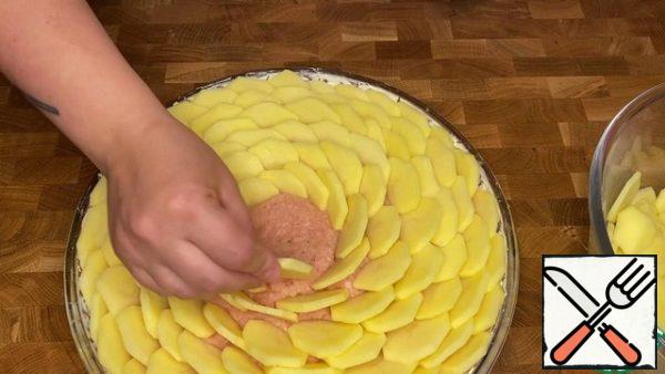 Put the potato pieces in a circle, partially pressing into the dough. Fill the entire surface of the pie with potatoes.