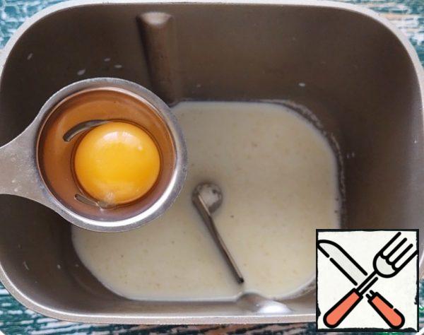 I will knead the dough in a bread maker. Place warm milk, sugar, salt and egg yolk in the bread maker.