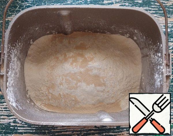 Sift the flour with yeast and vanilla.