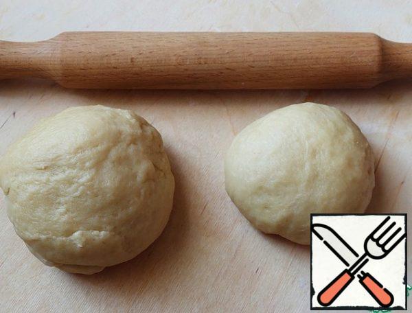 Separate 1/3 of the dough from the dough. Cover the small one with a towel or put it in a cellophane bag.