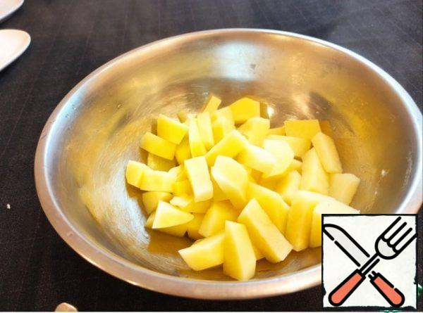 Wash the potatoes, peel, cut into cubes, cook until tender