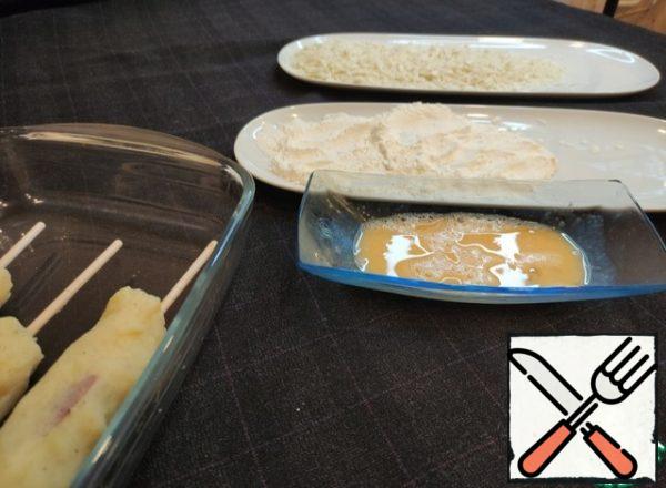 Next, we make a hot dog crust - dip the skewers in the beaten egg-starch-egg-breadcrumbs.