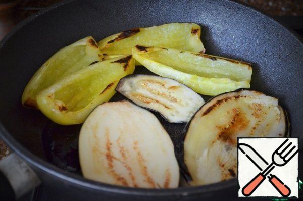 Cut the eggplant lengthwise into thin plates and fry in a frying pan. Peel the pepper, cut it and also fry it.
P.S.: while I was overcooking the eggplant, the pepper was fried all the time.