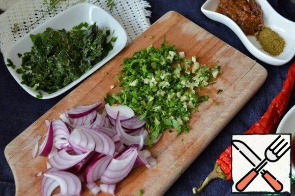 Cut the onion, chop the coriander with garlic.
P.S.: I used frozen coriander greens.