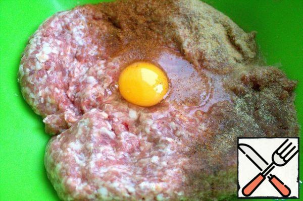In the mixed minced pork+beef, beat 1 egg, add spices to taste.