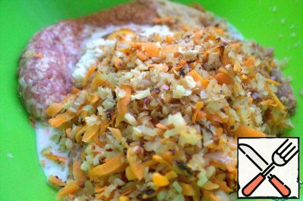 Allow to cool and transfer to the minced meat. You can add grated raw potatoes, but I did not.