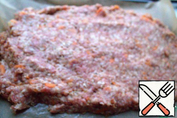 Spread the thoroughly mixed minced meat with wet hands on a baking sheet with parchment or on a silicone baking mat.