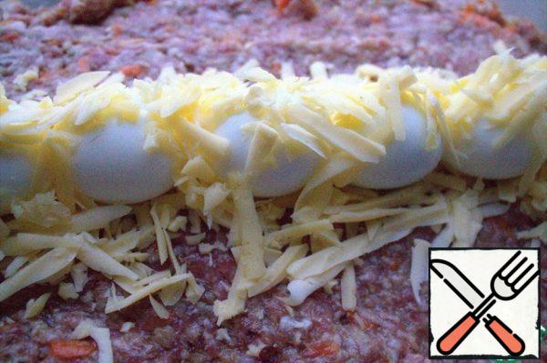 Sprinkle the eggs with the remaining cheese.