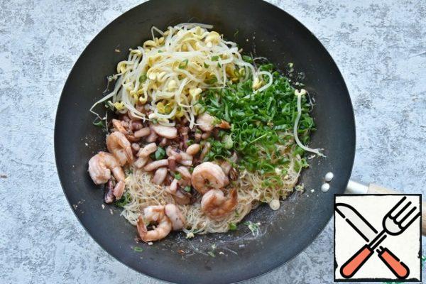 Add the shrimp, soy sprouts, green onions and stir the dish to completely warm it up. Adjust the taste by adding soy sauce.
When serving, sprinkle the dish with fried peanuts.Delicious food is a favorite activity of Thais. Thais either eat or discuss what they will eat. Thailand is a country dominated by the cult of food, and do not let the slim physique of most Thais deceive us, they will never sit on diets)))
Going on vacation for the first time in hospitable Thailand, like most tourists, pad thai and tom yam were listed in the list of tasted dishes. I wanted to participate in the "show" of street food, a kind of" delicious " fun that attracts groups of tourists every day. Therefore, the object for tasting was chosen by "street food", a huge assortment of food on a small cart "makashnitsa".
