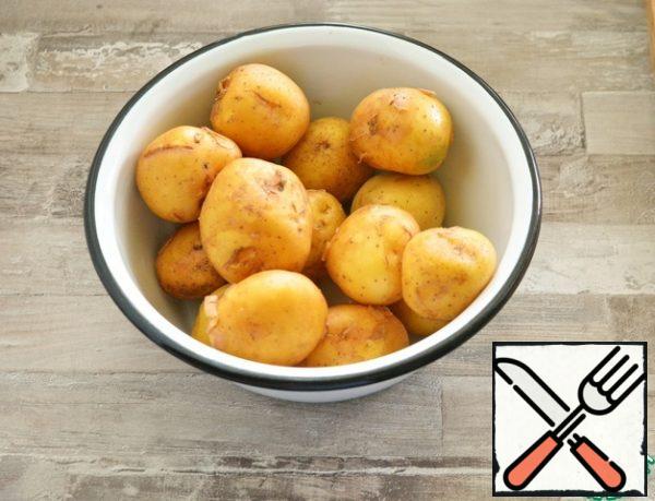 New potatoes with a yellow peel and an average starch content are best suited for this dish. Wash the potatoes thoroughly with a stiff sponge
