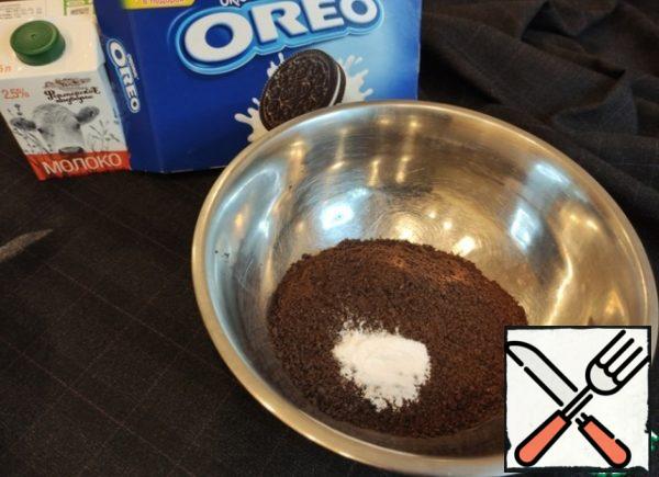We grind the cookies in a blender to a grain, add baking powder.