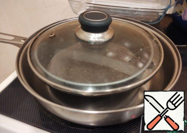 We put the form in a frying pan, cover it with a lid and put it on the stove on a small fire, I have a scale on the stove 1-9, fried it on the mode 4 -30 minutes then put it on mode 3 for another 10 minutes, the total cooking time takes 40 minutes.