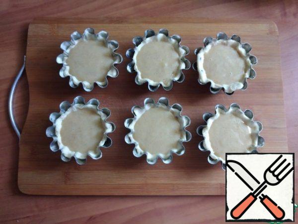 Fill the baskets with cream 2/3 of the height. When baking, the filling rises.