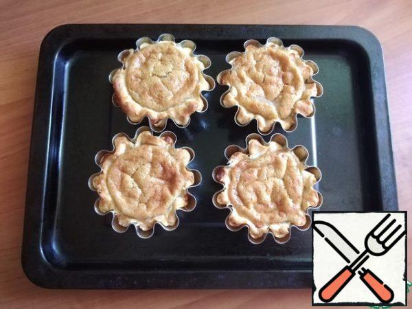 Do not remove immediately from the oven. Let stand for about 3 minutes, then gradually open the oven, also leaving them standing. The cream will settle in any case, but not much.