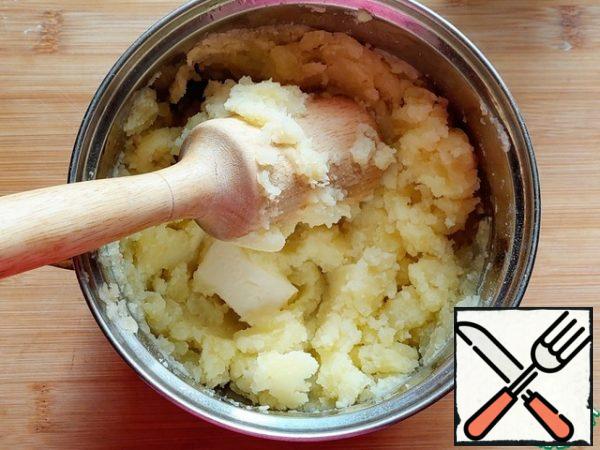 For the first filling, we will need mashed potatoes, preferably without adding broth or milk, or with a piece of butter.