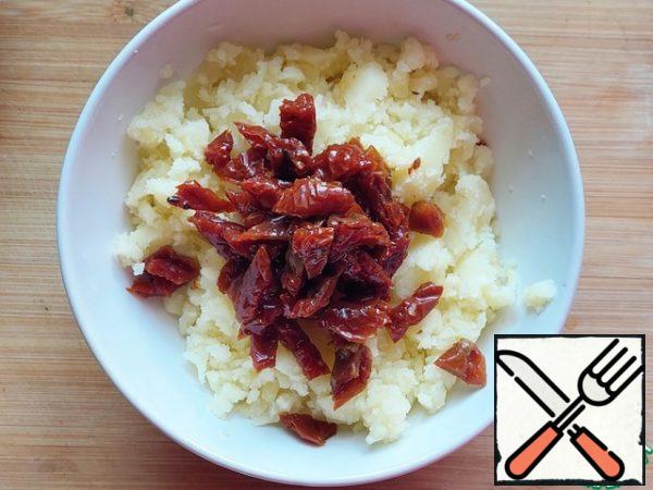 Add the chopped dried tomatoes to the mashed potatoes, mix.