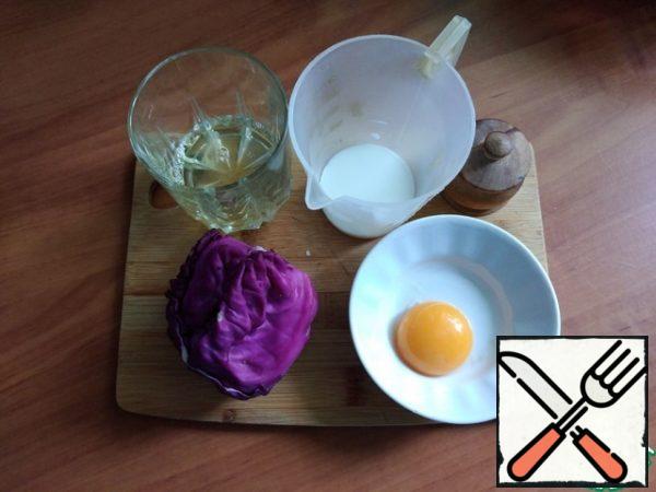 We prepare products for fried eggs. I will make it for my breakfast from one egg. In a large frying pan, you can make several eggs at once and for this, accordingly, you need to increase the number of ingredients by the number of eggs. From the protein, you need to separate the yolk so that it remains intact.