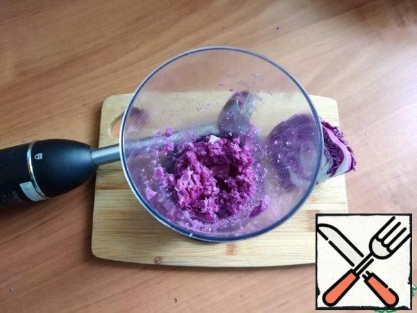 To make our scrambled eggs turn blue, we need to squeeze out the juice of their red cabbage. It can be pressed using a juicer. Since I need a small amount of juice, I will use an immersion blender. I will cut a piece of cabbage into a small cube, put it in the bowl of a blender and break it.
