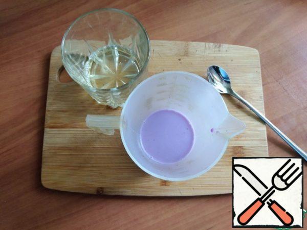 After 2 layers of gauze, I will squeeze the juice into the milk. We need 25 ml of milk and 25 ml of juice for 1 egg. It is convenient to use a measuring cup. The mixture will initially be purple.