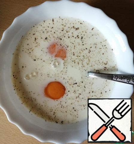 In another plate, make a filling of milk, pepper and two eggs.