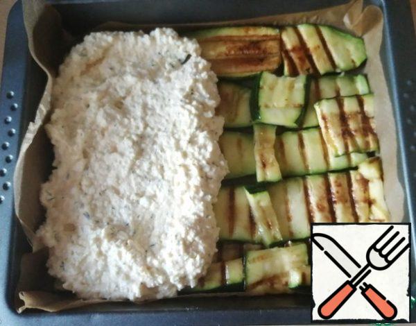 Place half of the zucchini on a baking sheet or a suitable form.
The second layer is the curd-cheese filling.
The third layer is again zucchini.
