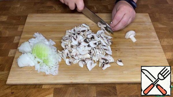 Cut the onion and mushrooms into small pieces.